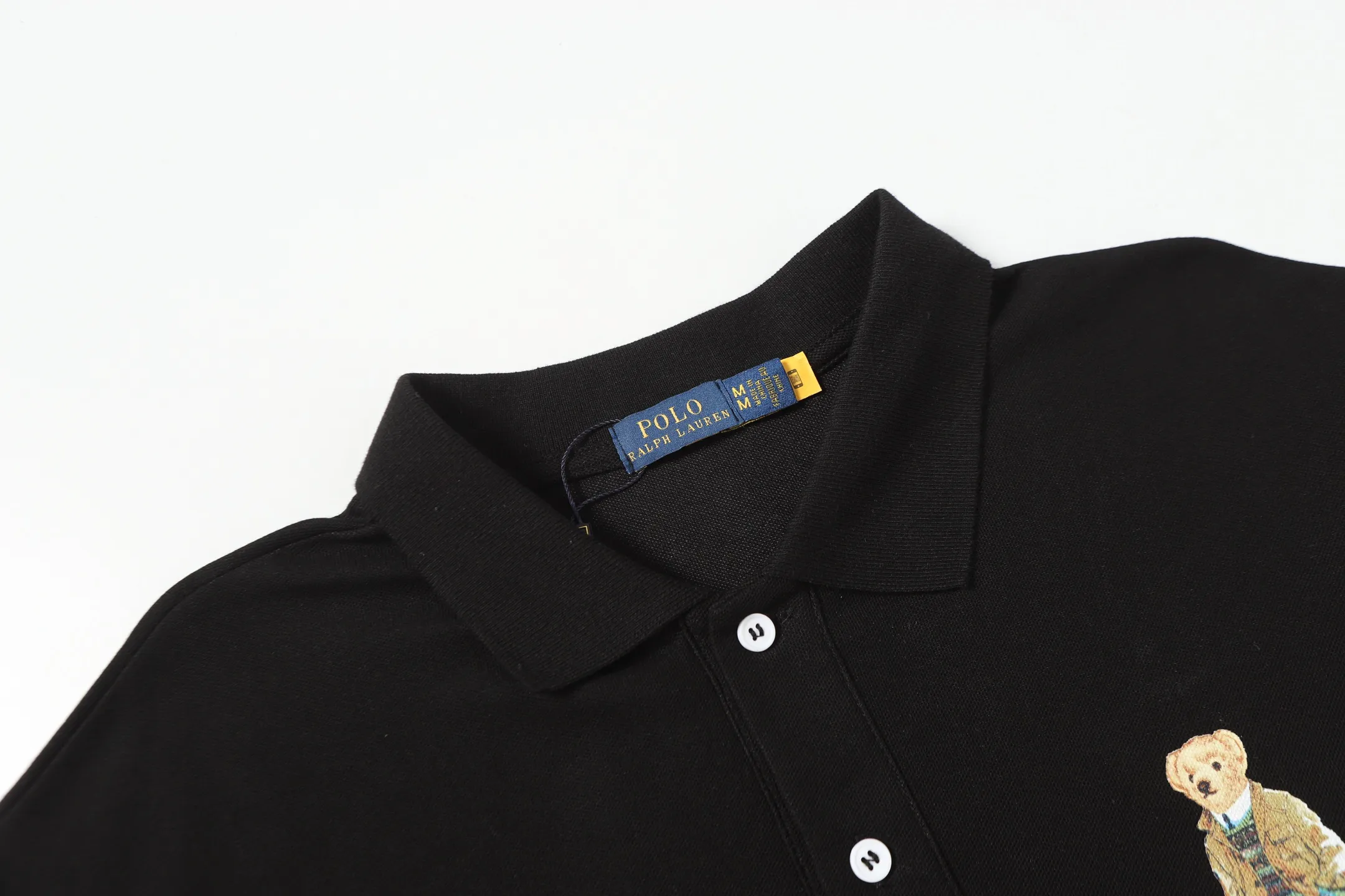 P156 Style number: A016 [Ralph Lauren classic bear print Polo shirt] ✅250 grams of fine cotton pique fabric, custom-woven and dyed threads ✅Original stickers Scan the QR code to enter the official website ✅Large version, loose and stylish, can wear up to 210 pounds Color: black, white, navy, blue, sky blue, dark gray, floral gray Size: S-XL